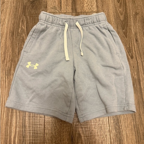 Under Armour Boys Gray Sweat Shorts Size YXS - Picture 1 of 4